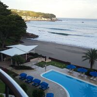 バルコニーからみたプールと海