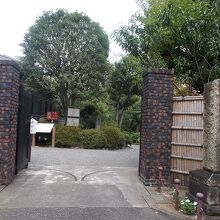 正門の様子です。