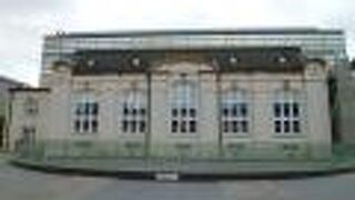 外観はとてもクラシック、しかし館内は近代的