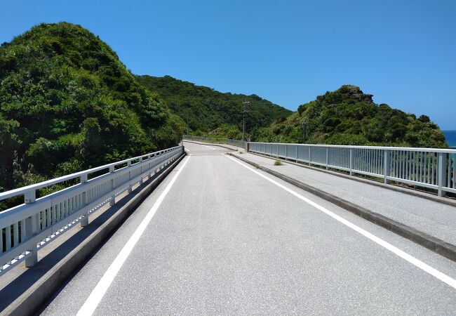 無人島外地島と慶留間島をつなぐ橋