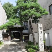 商店街の中に建っています