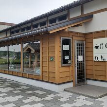 …お土産店やカフェが入った休憩所も有ります。