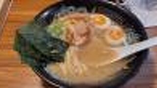 繁華街にあるラーメン店です