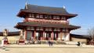 朱塗が鮮やかな入り口の門