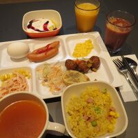 無料の朝食　料理をお皿に盛り付け