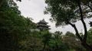 西尾市歴史歴史公園内の、小高い位置に設置