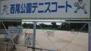 審判台や、ベンチも備わっているテニスコート