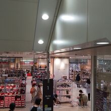 中はデパートそのもも