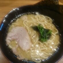醤油豚骨ラーメン脂多め