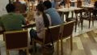 コロナ禍のフードコート