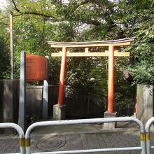 坂の途中の入り口の鳥居です。