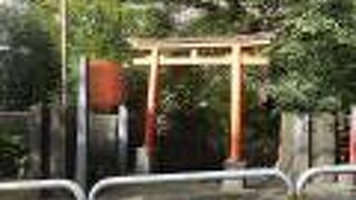 坂の傾斜にある神社です。