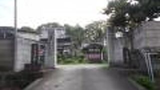 西日暮里公園の西の斜面下にあります。