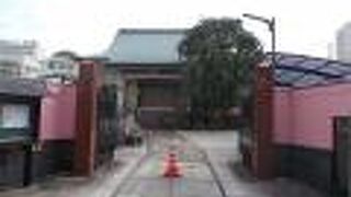 寺の外塀を楽しんでください。