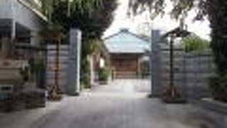 本堂の屋根の作りが魅力的です。