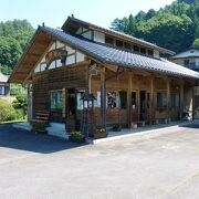 水車小屋と駐車場に隣接した食堂＆土産屋＆案内所