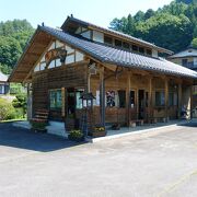 水車小屋前に車を停め、湯本家・稚蚕飼育所跡辺りまでの街並み散策を楽しみました。