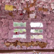 切符でピンクに染まった壁。かつてはもっと硬派な感じでしたが、
