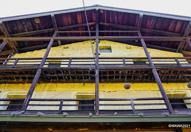 水車小屋前に車を停めプラプラと歩いて10分ほどで湯本家到着