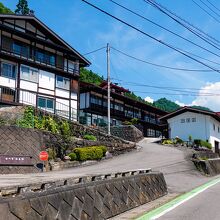 国道沿いに立地する冬住みの里資料館