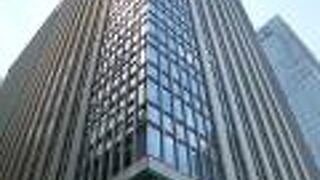 呉服橋交差点に建つ高さ135メートルの高層ビル