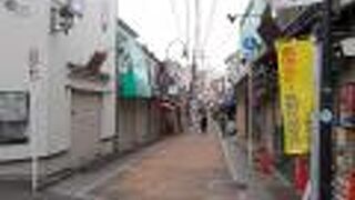 昭和の時代の商店街の雰囲気があります。