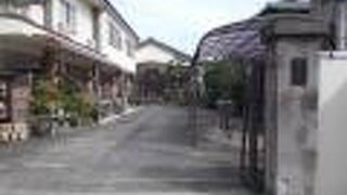 蛍坂を登りきった場所にあります。