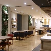 明るいラウンジ