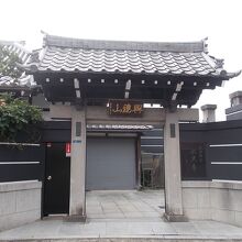 入り口の山門の様子です。