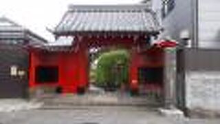 朱色の山門が印象的です。