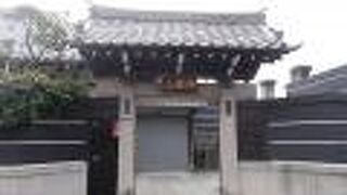 仮名垣魯文の墓があります。