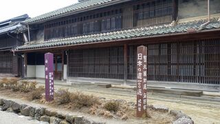 重要伝統的建造物群保存地区と日本の道百選に選定されている素晴らしい街並みでした