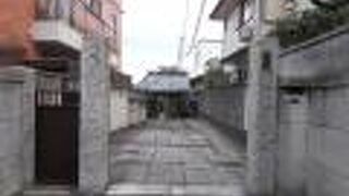 古い中門が残っています。