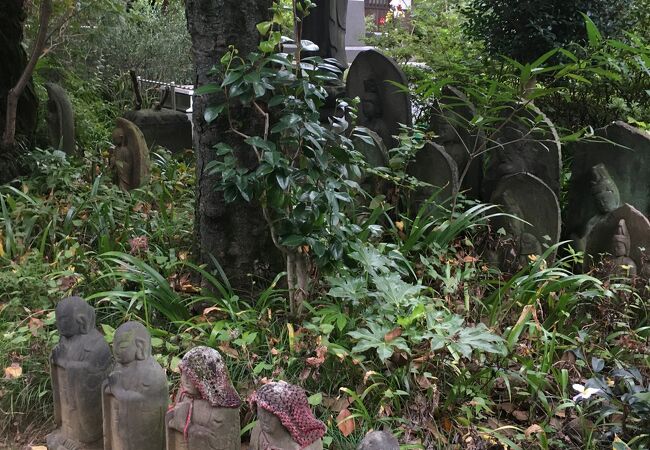 お地蔵さん河並ぶ