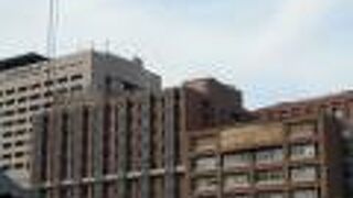 「お茶の水橋」の近くにある立派な大学