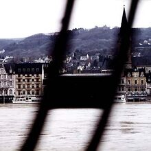 川が溢れて水浸しになった河畔の家々を対岸に迂回した列車から