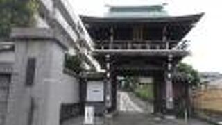 張り出しがある山門です。