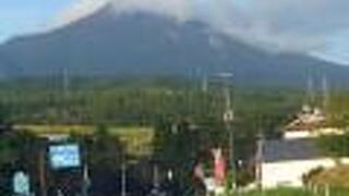 裏と面の顔がある山