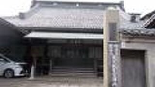 伊東玄朴の墓があります。