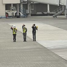 手を振ってくれる空港スタッフ