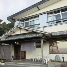 外観は民宿か小さな旅館という雰囲気