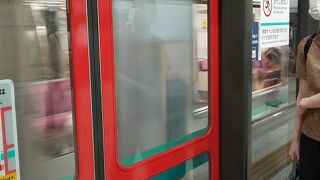 ホームドアがガッチリしてる