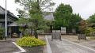 境内に咲く黄色の花が綺麗でした