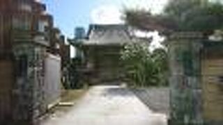 コンパクトな造りの本堂