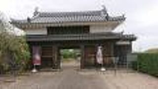 西尾城の二之丸御殿の玄関の前にあった門を再建