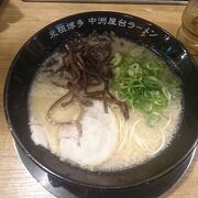 東口駅前、明治通り沿いにある博多ラーメン店