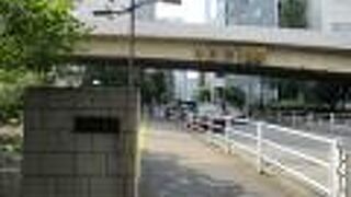 かろうじて橋柱が名残をとどめている