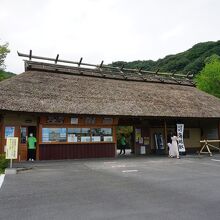 受付は茅葺の建物