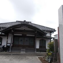 入り口です。奥が本堂です。