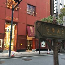 資生堂パーラーの建物をバックに。